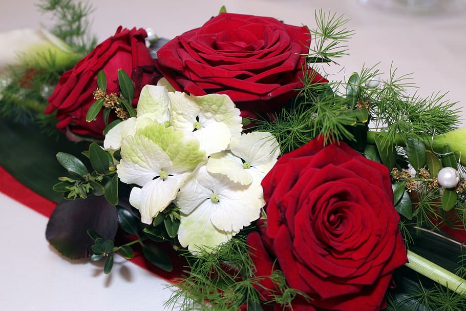roses, table decoration, table arrangement, flowers, arrangement, festivity, floral decoration, red, decoration, celebration