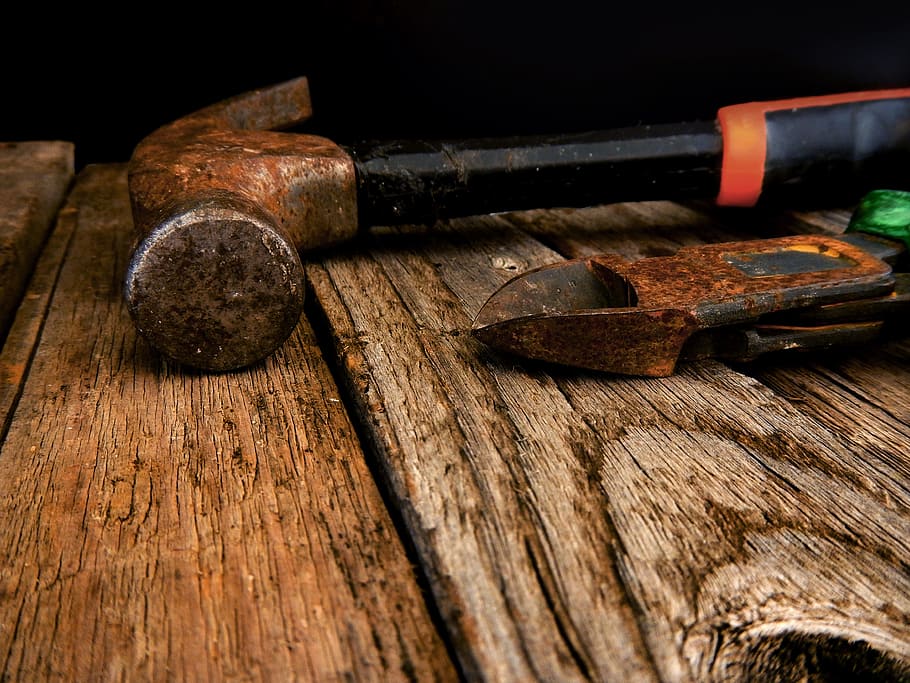 foto de primer plano, negro, martillo, al lado, alicates, marrón, madera, superficie, herramientas, taller