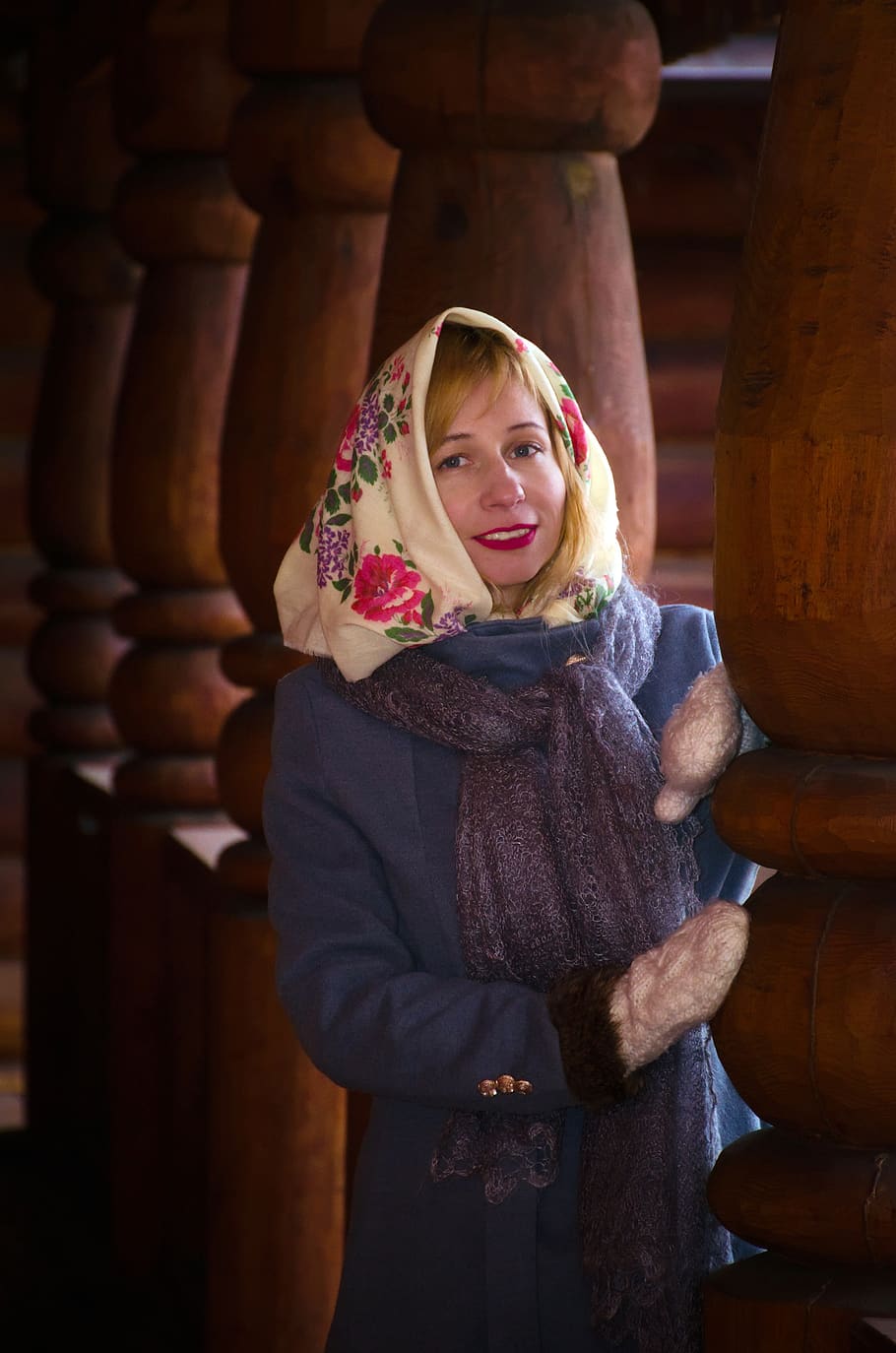 menina, mulher, russo, rússia, arquitetura de madeira, luvas, xale, inverno, friamente, sibéria