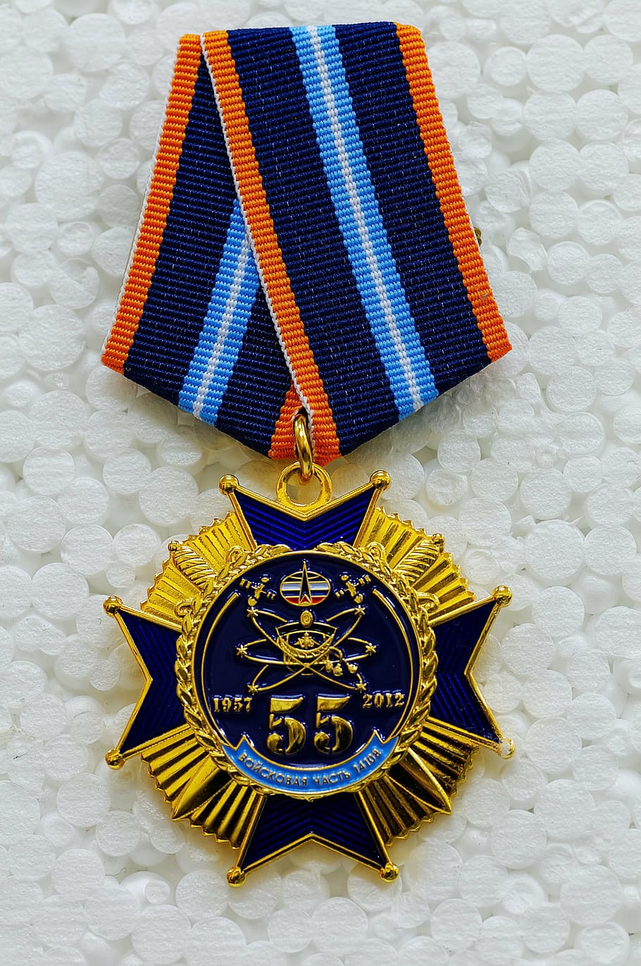 medalla dorada, medalla, medalla conmemorativa, medalla de jubileo, fuerzas espaciales, rusia, premio, pared - característica de construcción, ninguna persona, azul