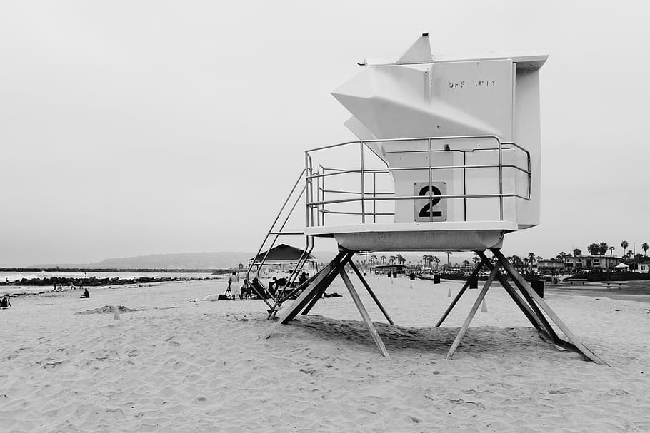 foto em escala de cinza, estação de salva-vidas, praia, escala de cinza, foto, estação, areia, preto e branco, mar, água