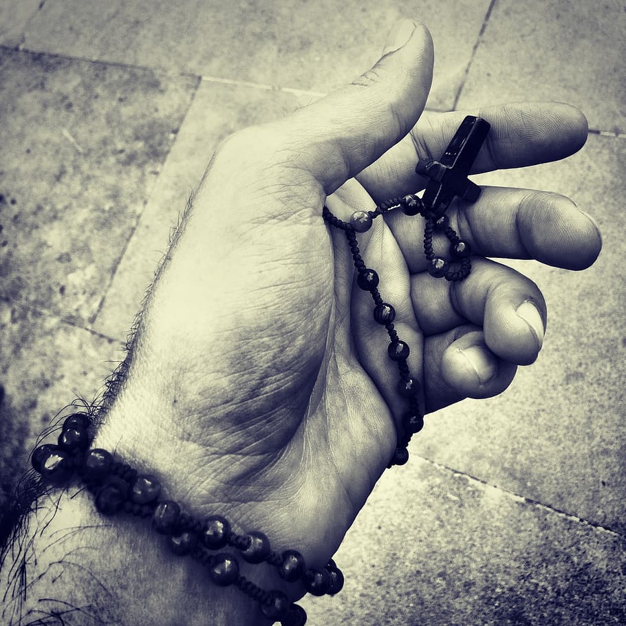 rosário, mão orando, preto e branco, mão humana, mão, parte do corpo humano, segurando, uma pessoa, pessoas reais, close-up