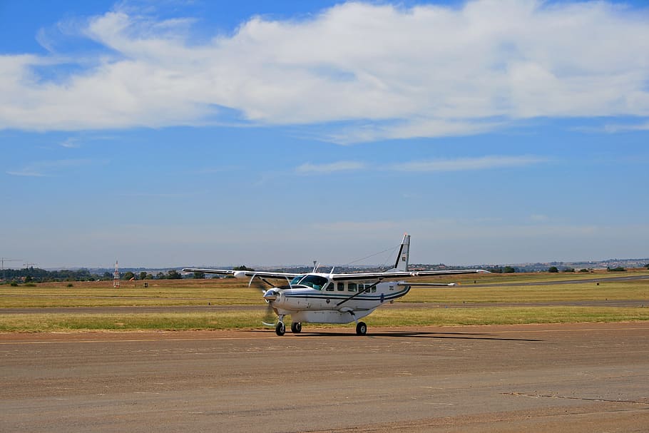 Cessna caravan aeronave, Cessna Caravan, Avión, ala fija, asfalto, aeródromo, fuerza aérea, cielo, vehículo aéreo, transporte