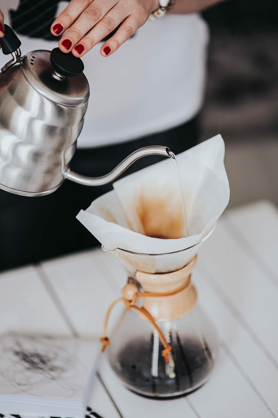 menuangkan, air, pembuat kopi filter chemex, wanita, chemex, kopi filter, pembuat kopi, kopi, kafe, air panas