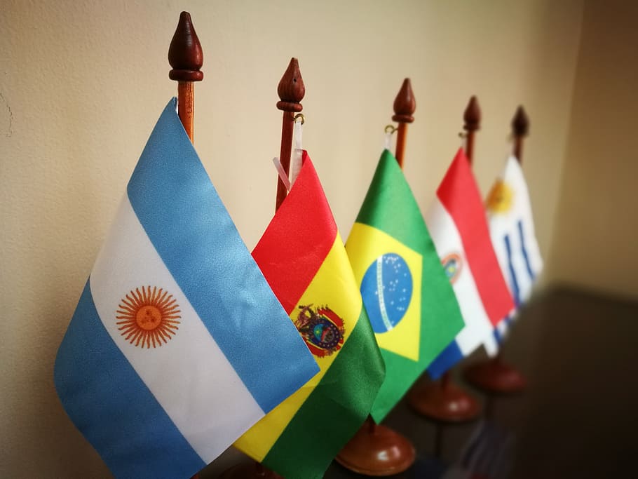 bandeiras, decoração de mesa de bandeiras, países, argentina, bolívia, brasil, paraguai, uruguai, multi colorido, dentro de casa