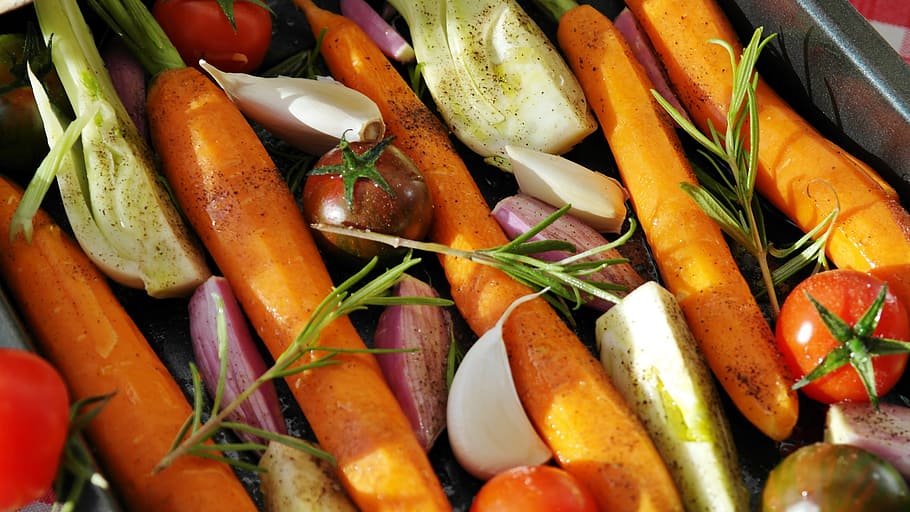 variety of vegetables, vegetables, vegetable pan, barbecue, tomatoes, carrots, yellow beets, oil, salt, pepper