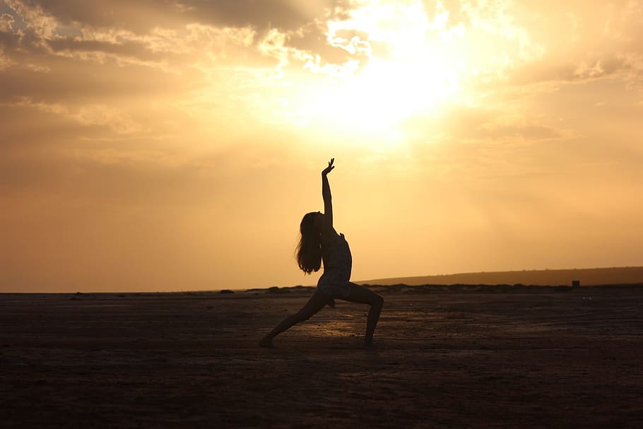 foto de silhueta, mulher, ioga, aberto, campo, nascer do sol, silhueta, foto, campo aberto, pôr do sol