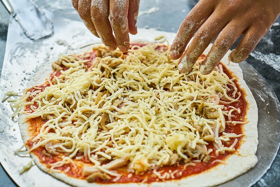 pizza, comida, queso, masa, fresco, crudo, cocinero, trabajador, manos, mano de obra
