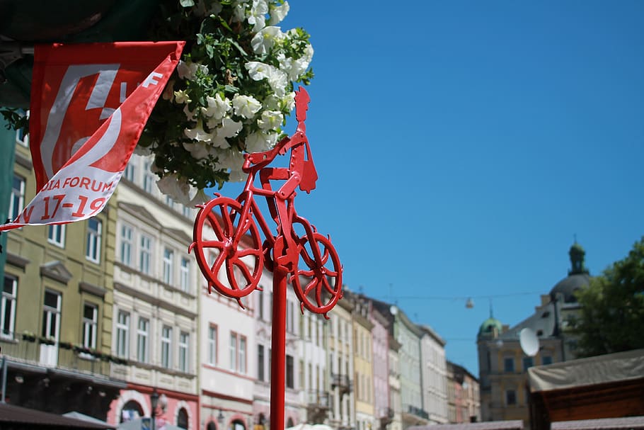 praça do mercado, distintivo de motociclista, bicicleta, flores, ucrânia, arquitetura, cidade velha, turismo, exterior do edifício, estrutura construída