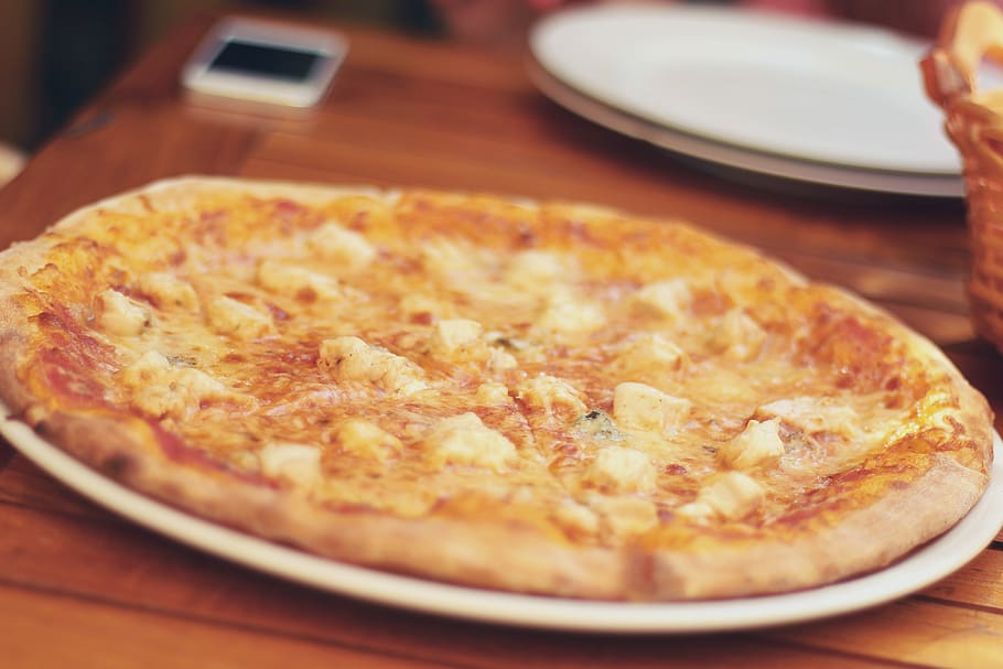 pizza, keju, kerak, makanan, piring, meja, makan, makanan dan minuman, siap makan, dalam ruangan