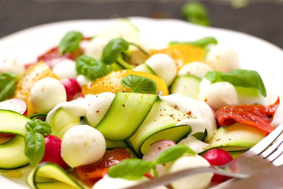 plate, vegetable salad, Salad, Vegetarian, Mozzarella, Zucchini, cheese, tomatoes, paprika, italy