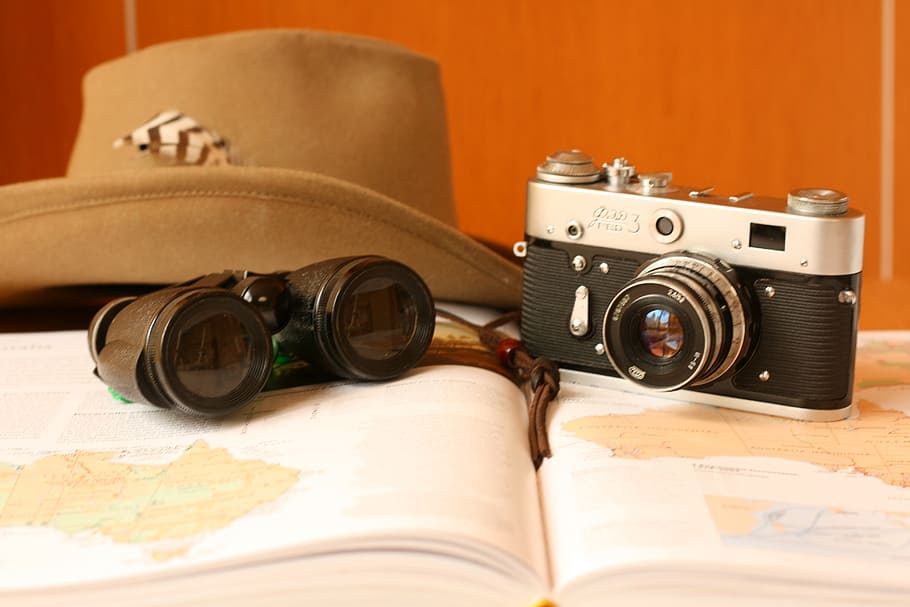 câmera, velho, chapéu, viagens, vintage, câmera antiga - equipamento fotográfico, férias, antiquado, retrô Com estilo, viagem