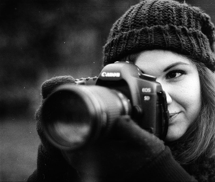 foto en escala de grises, mujer, usando, canon eos 5, 5d, joven, fotógrafo, niña, profesional, humano
