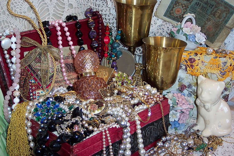 lote de accesorios, joyero, victoriano, tesoro, cofre, copas, joyas, vintage, retro, antigüedades