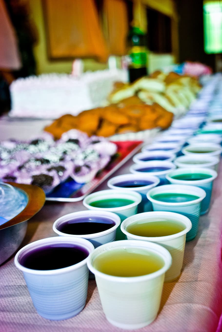 vasos de plástico blanco, comida, cumpleaños, fiesta, gelatina, colorido, en una fila, mesa, taza, multicolores