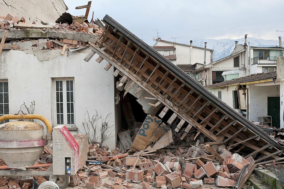 rumah beton hancur, gempa bumi, puing-puing, runtuh, bencana, rumah, jalan, onna, sekilas, gang