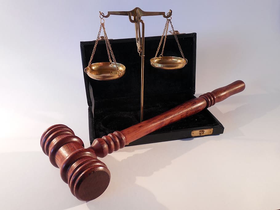 marrom, de madeira, martelo de juiz, ao lado, escala de equilíbrio, martelo, horizontal, tribunal de justiça, justiça, direito