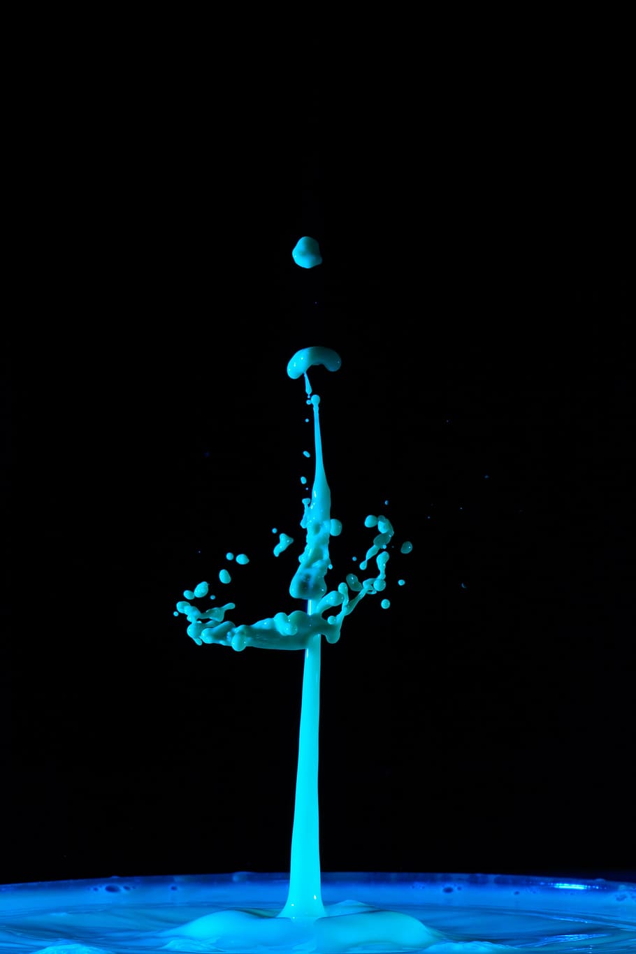 drip, water, drop of water, water feature, blue, spray, inject, liquid, studio shot, black background