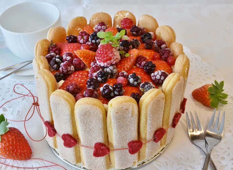 pastel redondo de fresa, al lado, dos, tenedores de mesa, pastel de fresa, pastel de fresas, pastel, bisquit, hornear, cocina