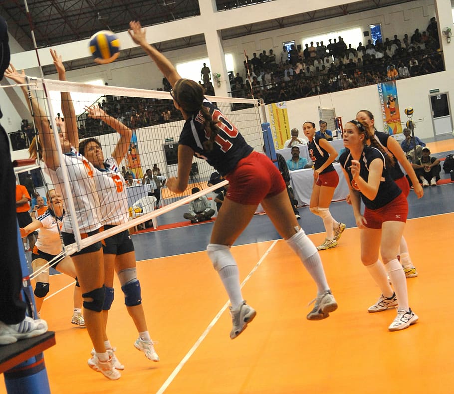 jugador de voleibol clavando la pelota, voleibol, mujeres, equipo, deporte, competencia, atleta, partido, acción, hembra