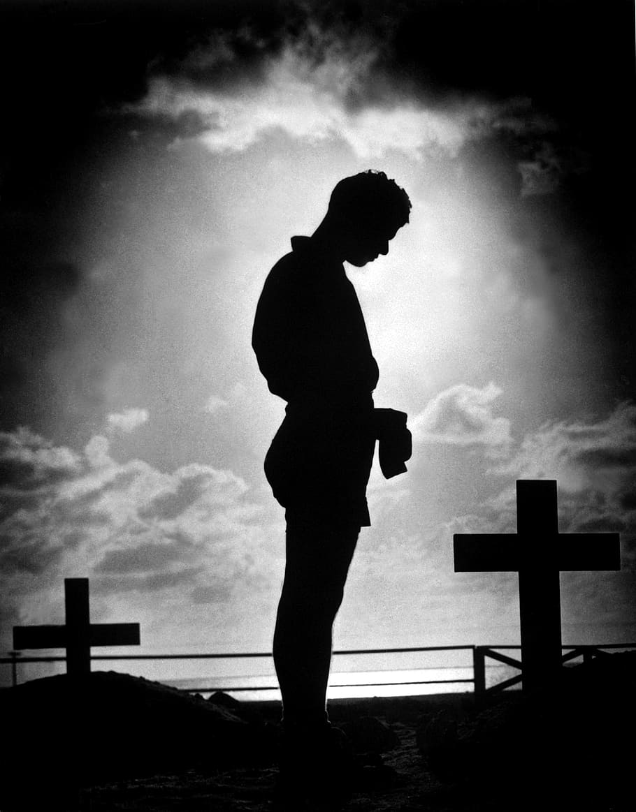 silhueta, homem, em pé, ao lado de, cruz, 1944, segunda guerra mundial, soldado, sepultura, lápide