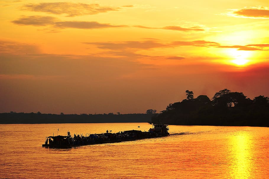 Kisangani, drc, republik demokratik kongo, tongkang, melintasi kongo, sungai kongo, matahari terbenam di atas sungai kongo, tongkang di sungai kongo, tongkang di sungai kongo saat matahari terbenam, air