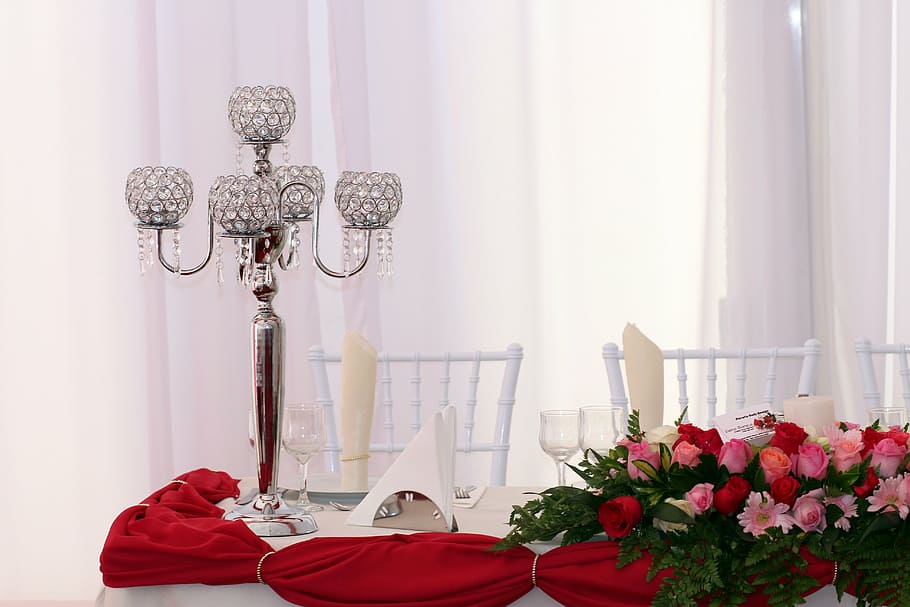 ピンク, 赤, バラのフラワーアレンジメント, 横に, キャンドルホルダー, テーブル, イベント, 装飾, バラ, 結婚式