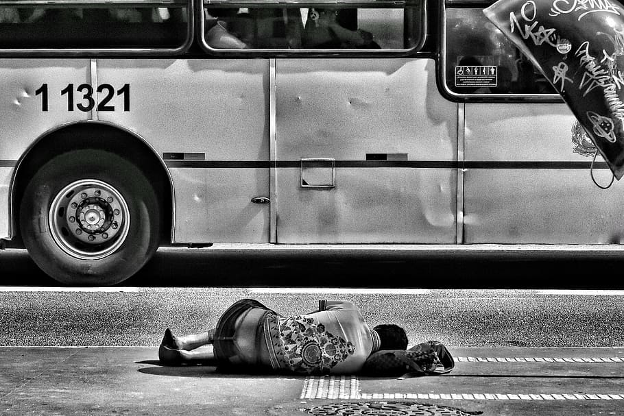 foto en escala de grises, hombre, tendido, calle, autobús, carretera, vehículo, transporte, personas, durmiendo