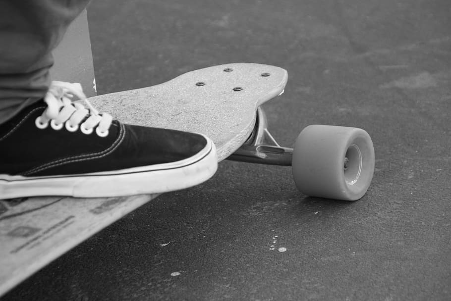 Persona, equitación, gris, hormigón, pavimento, patineta, blanco y negro, tabla, skateboarding, deporte