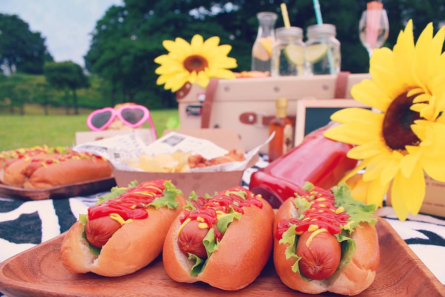hotdog dengan roti, hotdog, roti, makanan, meja, di luar rumah, makanan dan minuman, makan sehat, piknik, tidak ada orang