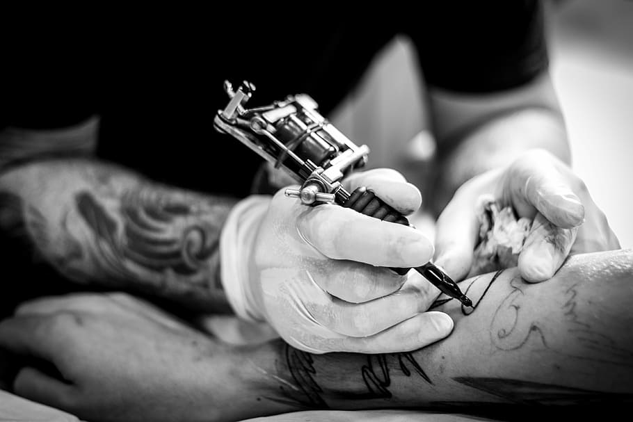 persona, usando, máquina de tatuaje, brazo, gente, adulto, uno, mujer, masculino, mano