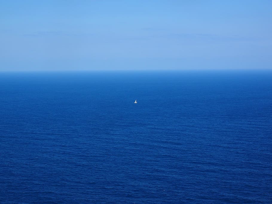 branco, barco, meio, mar, oceano, largo, azul, água, barco à vela, solitário
