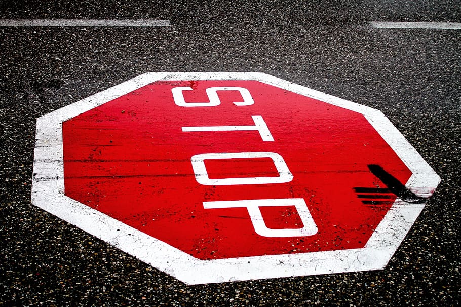 rojo, blanco, detener, señalización, gris, superficie de asfalto, carretera, señal de tráfico, intersección peligrosa, cruce