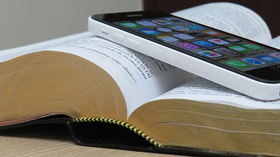 branco, iphone 5 c, 5c, topo, aberto, livro, bíblia, celular, tecnologia, bíblia sagrada