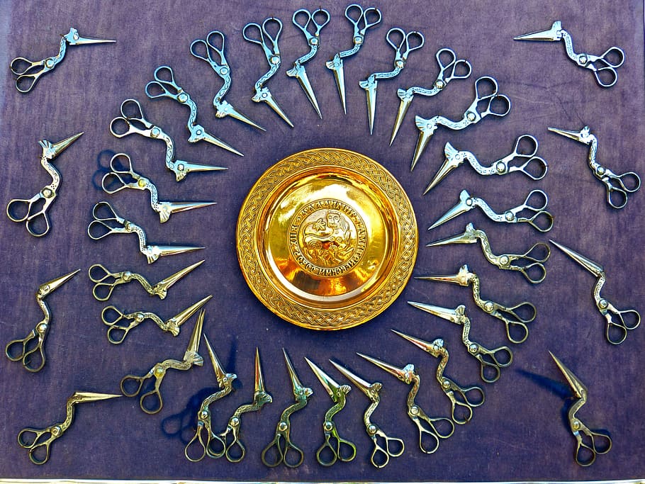 round gold-colored illustration, scissors, shear, bird shears, sharp, cut, arts crafts, uzbekistan, gold colored, table
