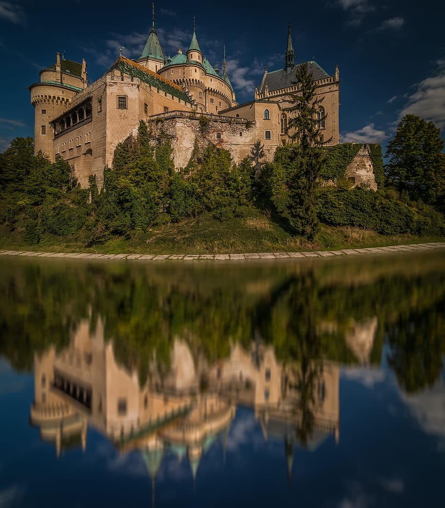 foto, marrón, castillo verde azulado, cuerpo, agua, durante el día, Bojnice, castillo de Bojnice, reflexión, zanja