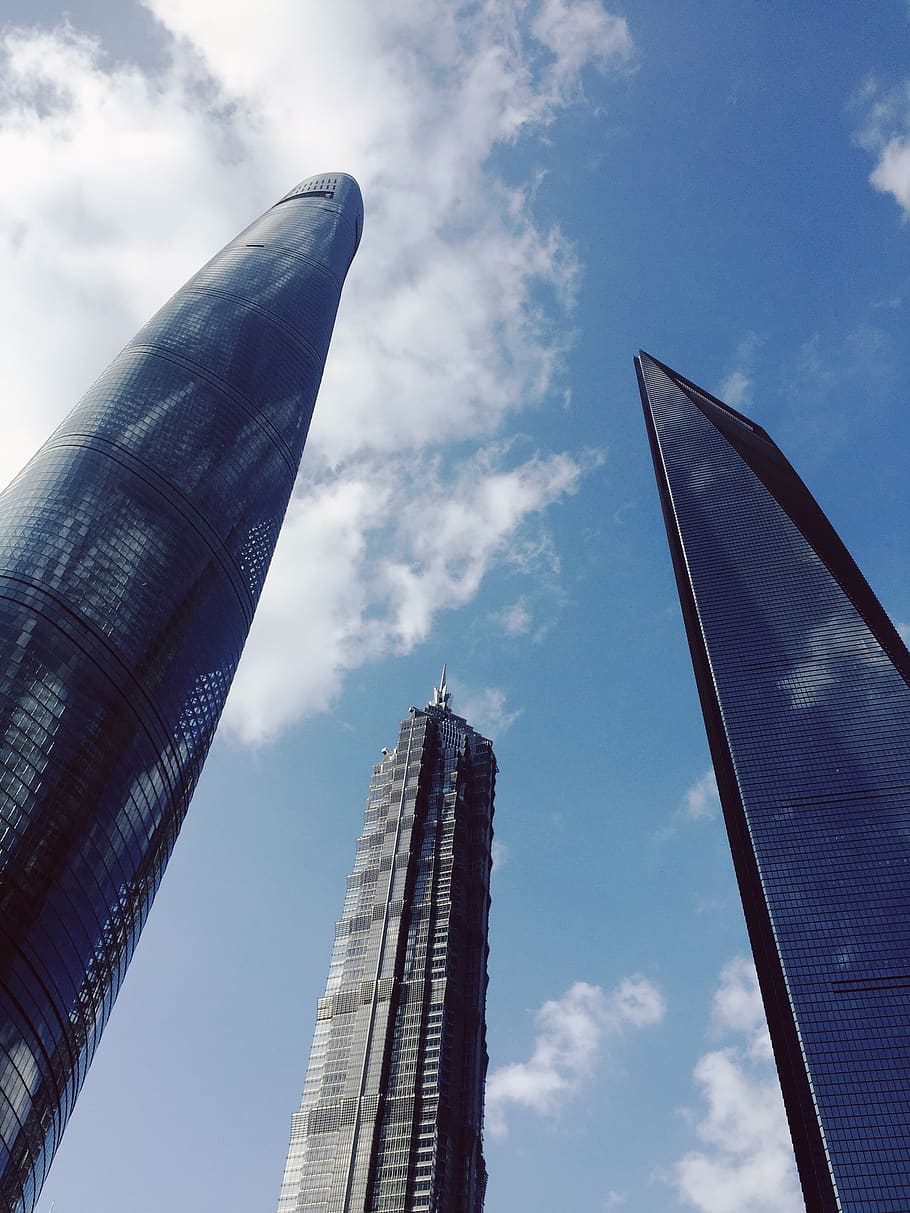 shanghai, edifícios altos, céu, estrutura construída, arquitetura, vista de ângulo baixo, exterior do edifício, alto - alto, exterior do prédio de escritórios, nuvem - céu