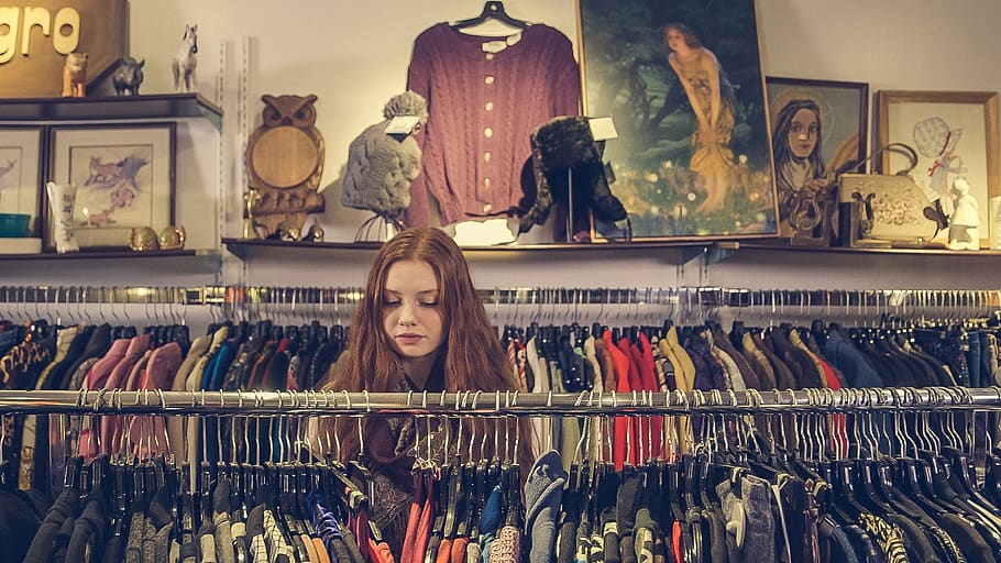 mulher, compras, roupas, loja, procurar, comprar, prateleira, caridade, comunidade, cabelo vermelho