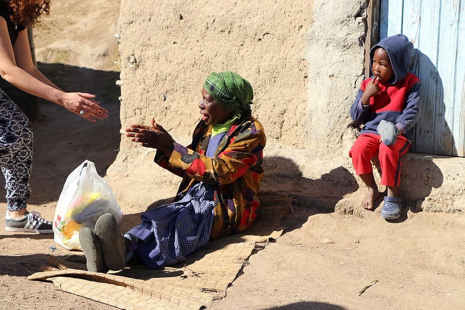 mulher, sentado, parede, conversando, durante o dia, Pergunte, Esmola, Aldeão, África, Pobreza