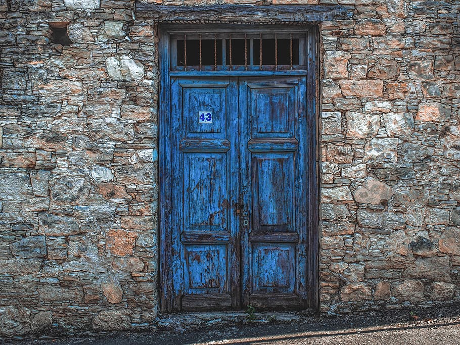 Дверь в стене фото