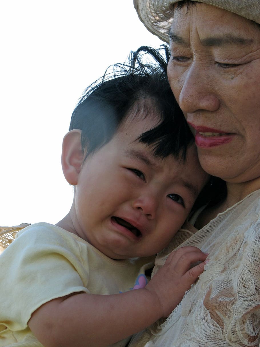 mulher segurando menino, crianças, chorar, neto, avó, japonês, antomasako, ilha de ishigaki, okinawa, japão