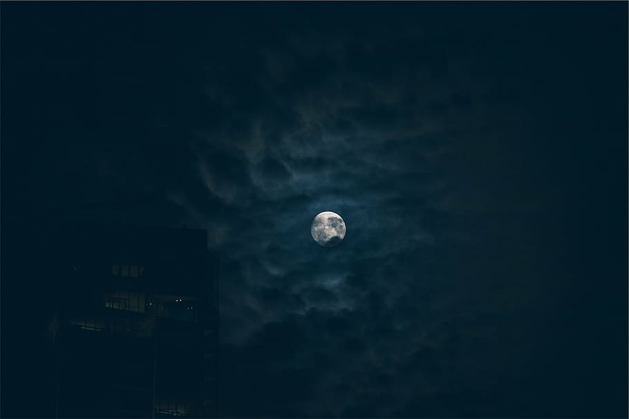 vista, completo, luna, silueta, edificio, noche, cielo, oscuro, nubes, tarde