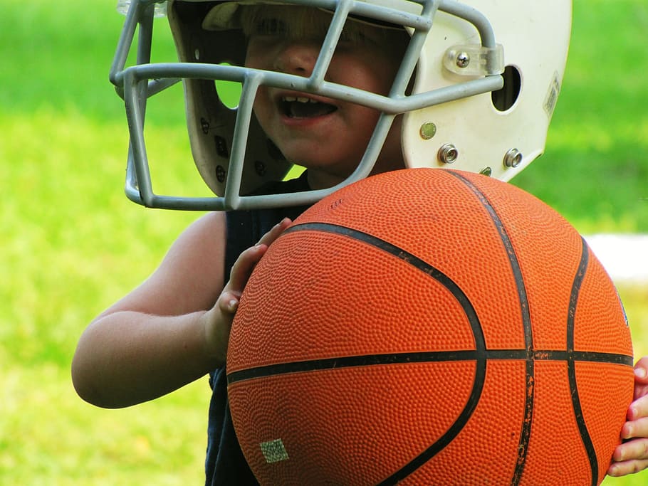 merapatkan, foto, mengenakan, helm NFL, memegang, bola basket, anak, bahagia, tersenyum, menyenangkan