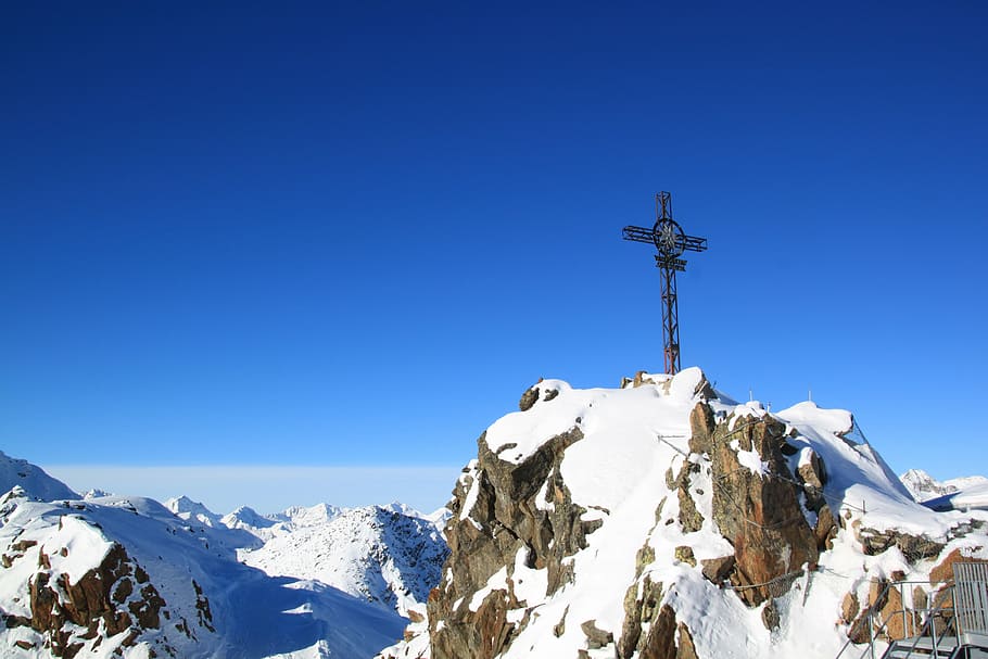 cruz, arriba, nieve, cubierto, montaña, alpino, panorama alpino, cumbre cruzada, cielo, azul