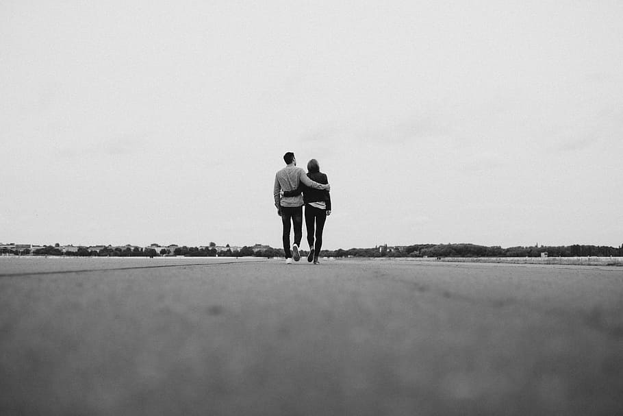 fotografi grayscale, dua, orang, berjalan, beton, jalan, bidang, pasangan, outdoor, pelukan