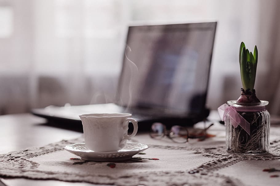café, laptop, café da manhã, intervalo, óculos, mesa, trabalho, chá, xícara, bebida