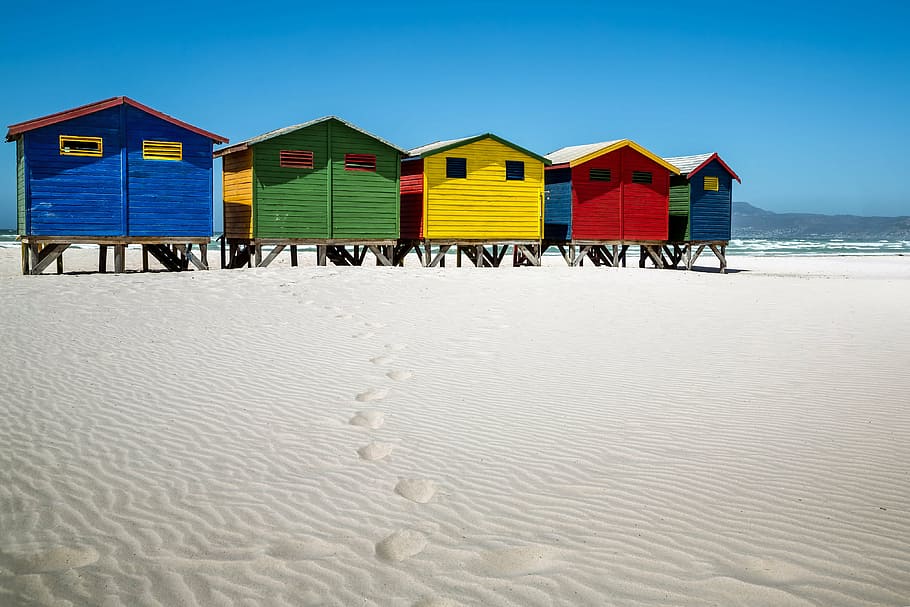 cinco, cabanas à beira-mar de cores sortidas, casa de praia, cabanas, areia, praia, áfrica, áfrica do sul, cidade do cabo, turismo