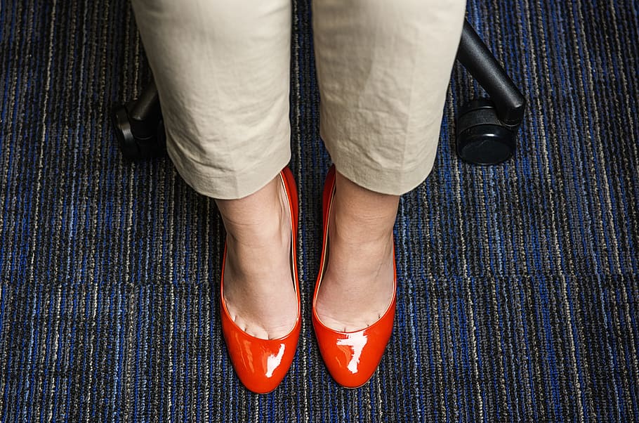zapatos rojos, rojo, trabajo, oficina, alfombra, silla, pantalones, pierna humana, sección baja, parte del cuerpo