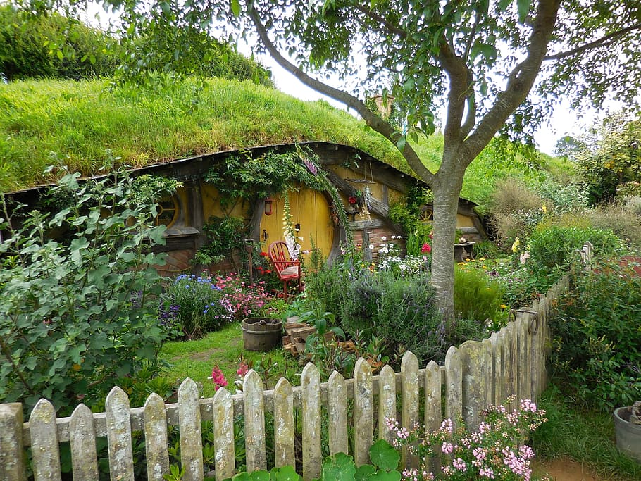 marrón, de madera, casa, gris, cerca, verde, colina, durante el día, Hobbiton, puerta