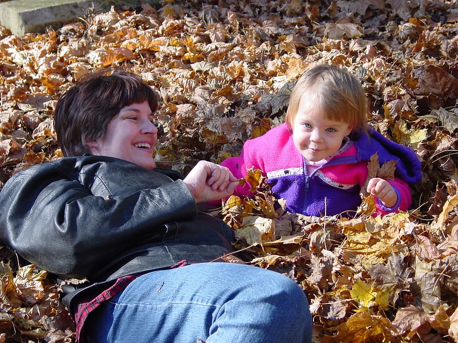 Он любит играть листьями. Дети играют с листьями. Дети идут в школу с мамой осенью. Mother Fall. Фото детей есть ёгурд.